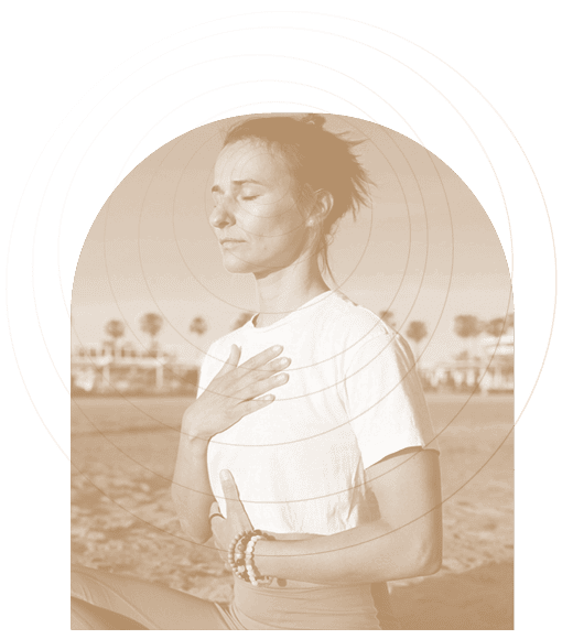 Žena medituje, vědomě dýchá